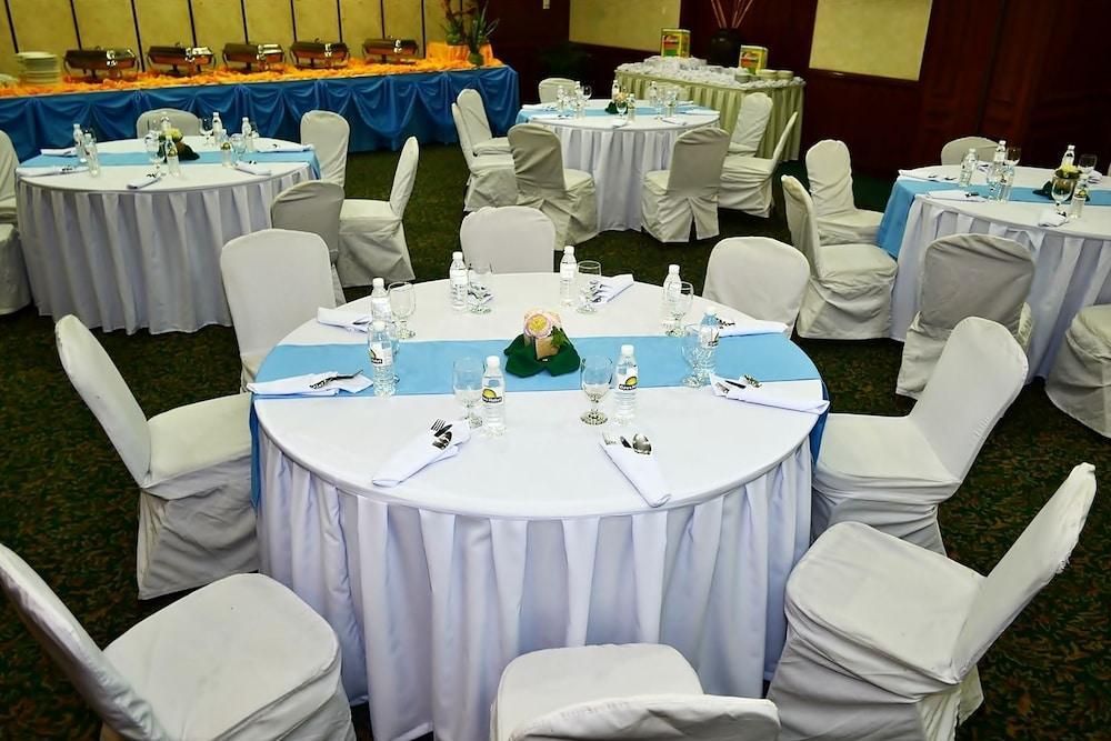 Days Hotel By Wyndham Batangas Bagian luar foto
