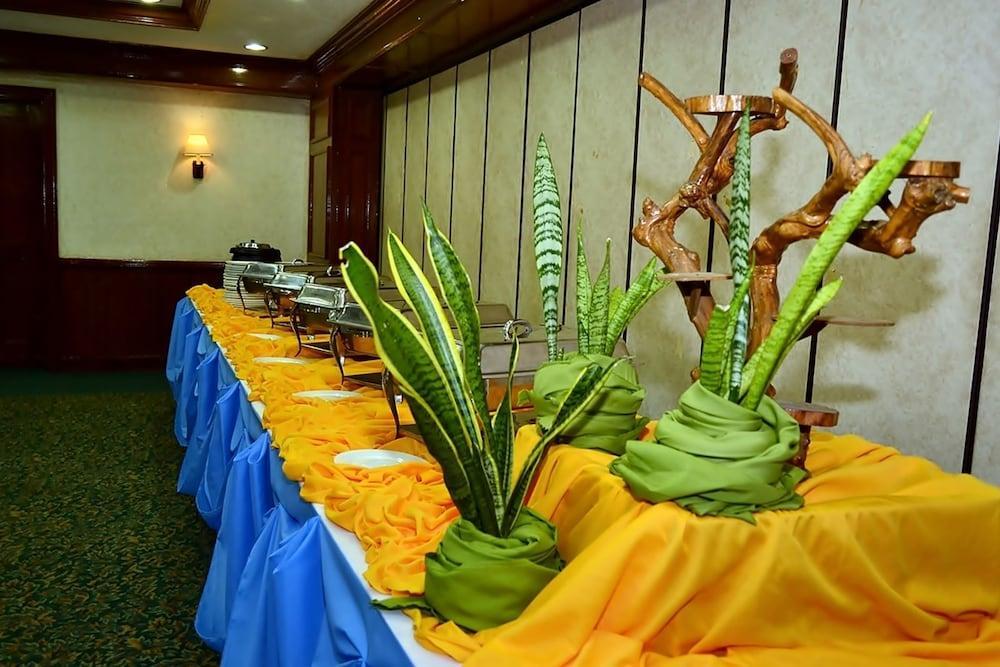 Days Hotel By Wyndham Batangas Bagian luar foto