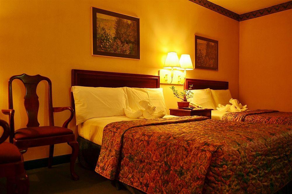 Days Hotel By Wyndham Batangas Bagian luar foto