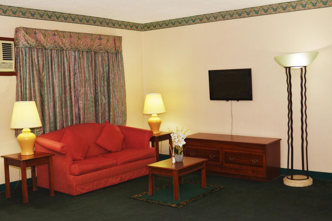 Days Hotel By Wyndham Batangas Bagian luar foto