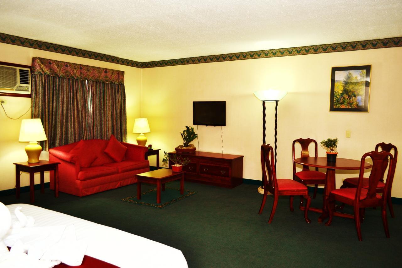 Days Hotel By Wyndham Batangas Bagian luar foto