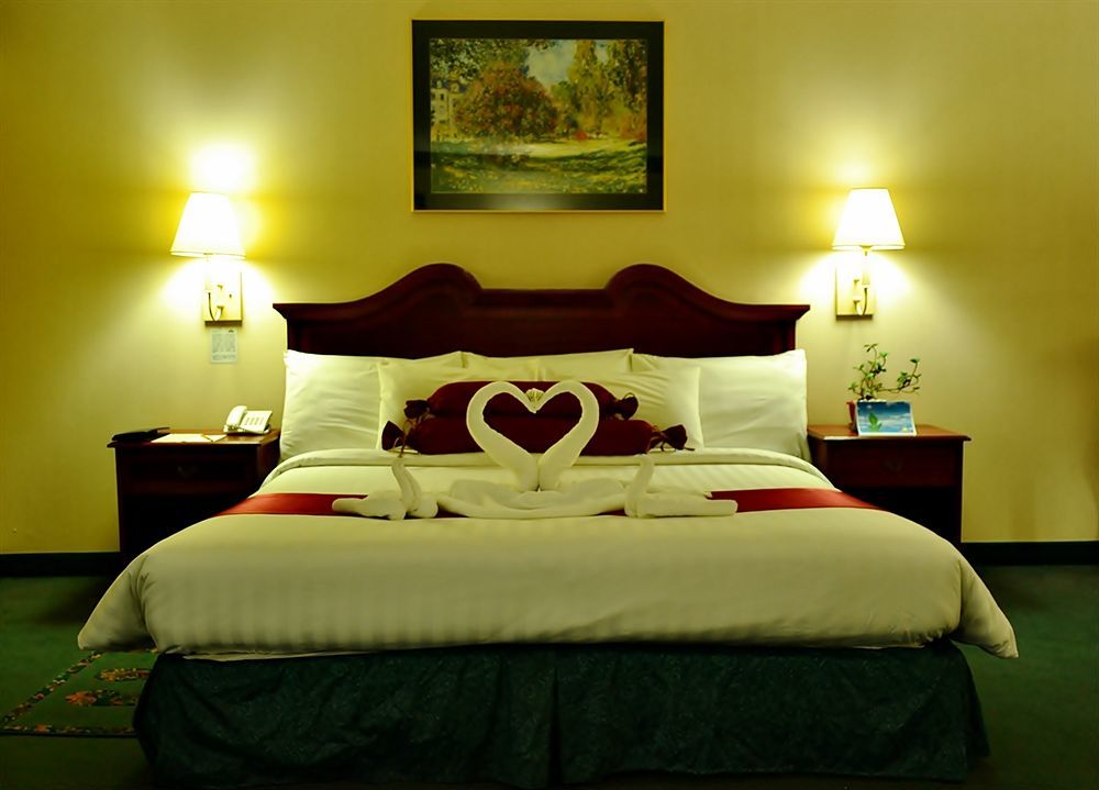 Days Hotel By Wyndham Batangas Bagian luar foto
