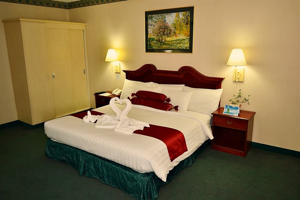 Days Hotel By Wyndham Batangas Bagian luar foto