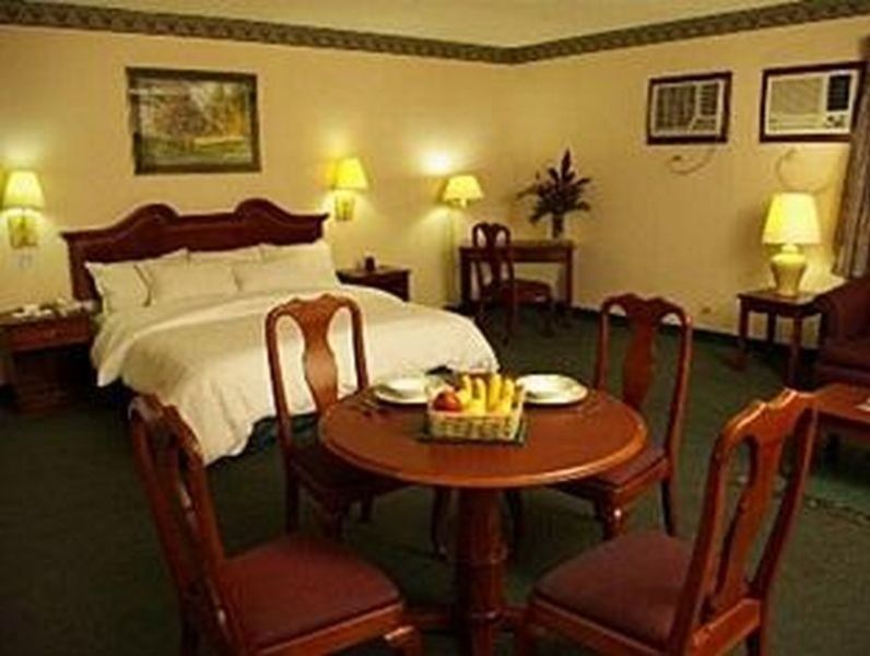 Days Hotel By Wyndham Batangas Bagian luar foto